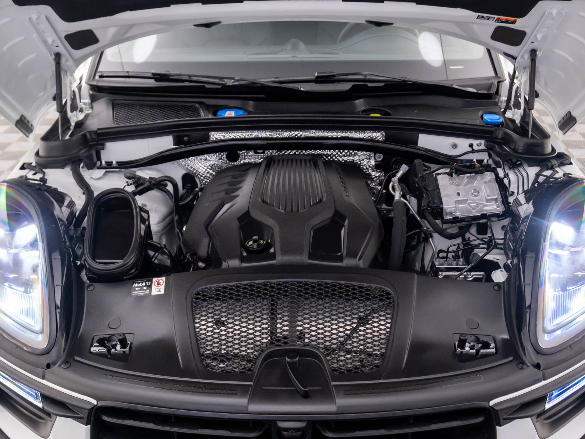 2025 Porsche Macan photo 25