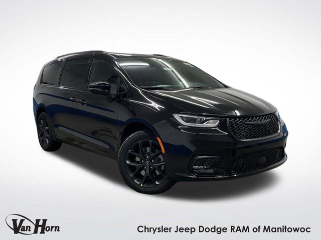 2026 Chrysler Pacifica Limited's photo