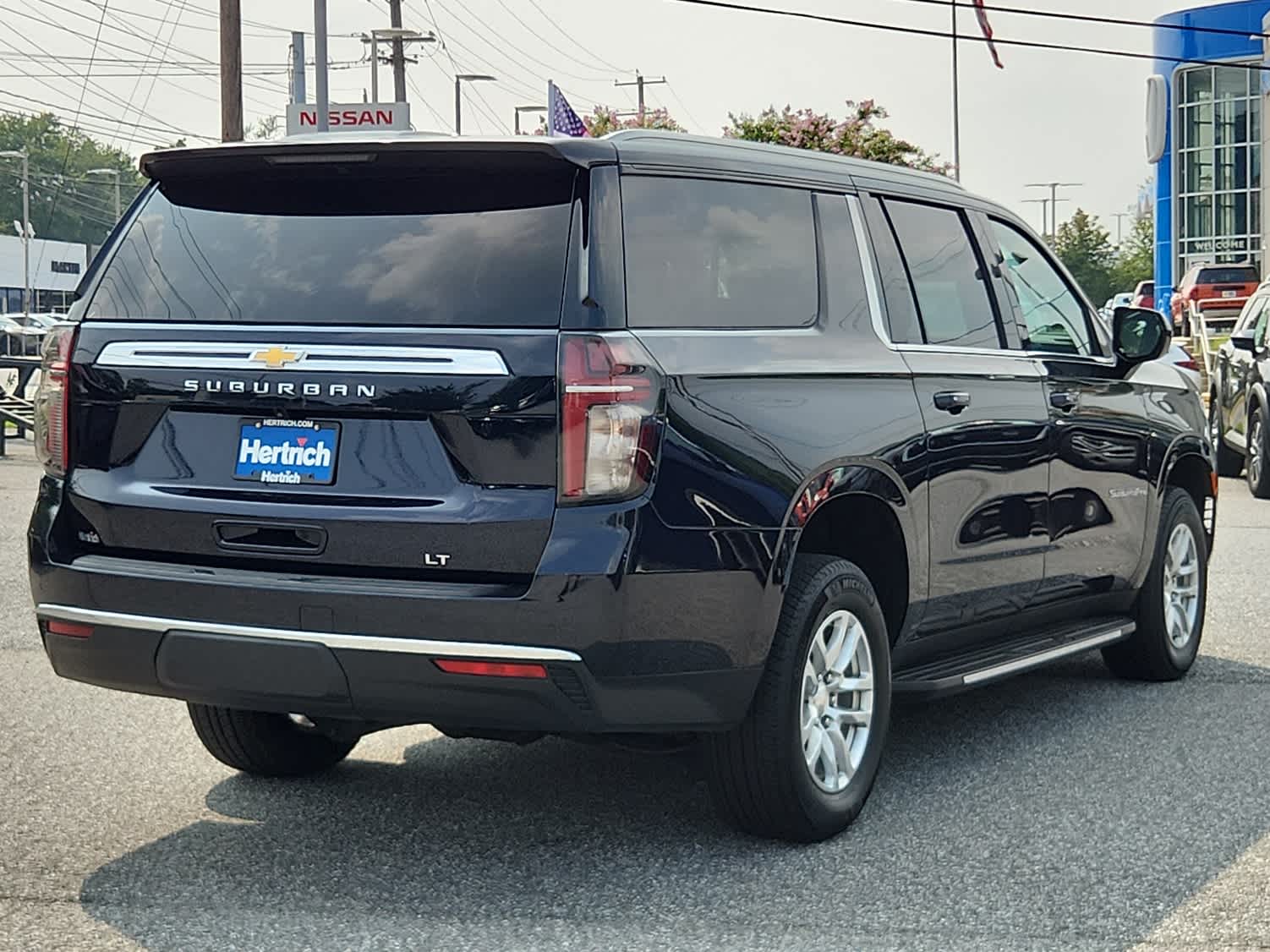 2023 Chevrolet Suburban LT photo 3