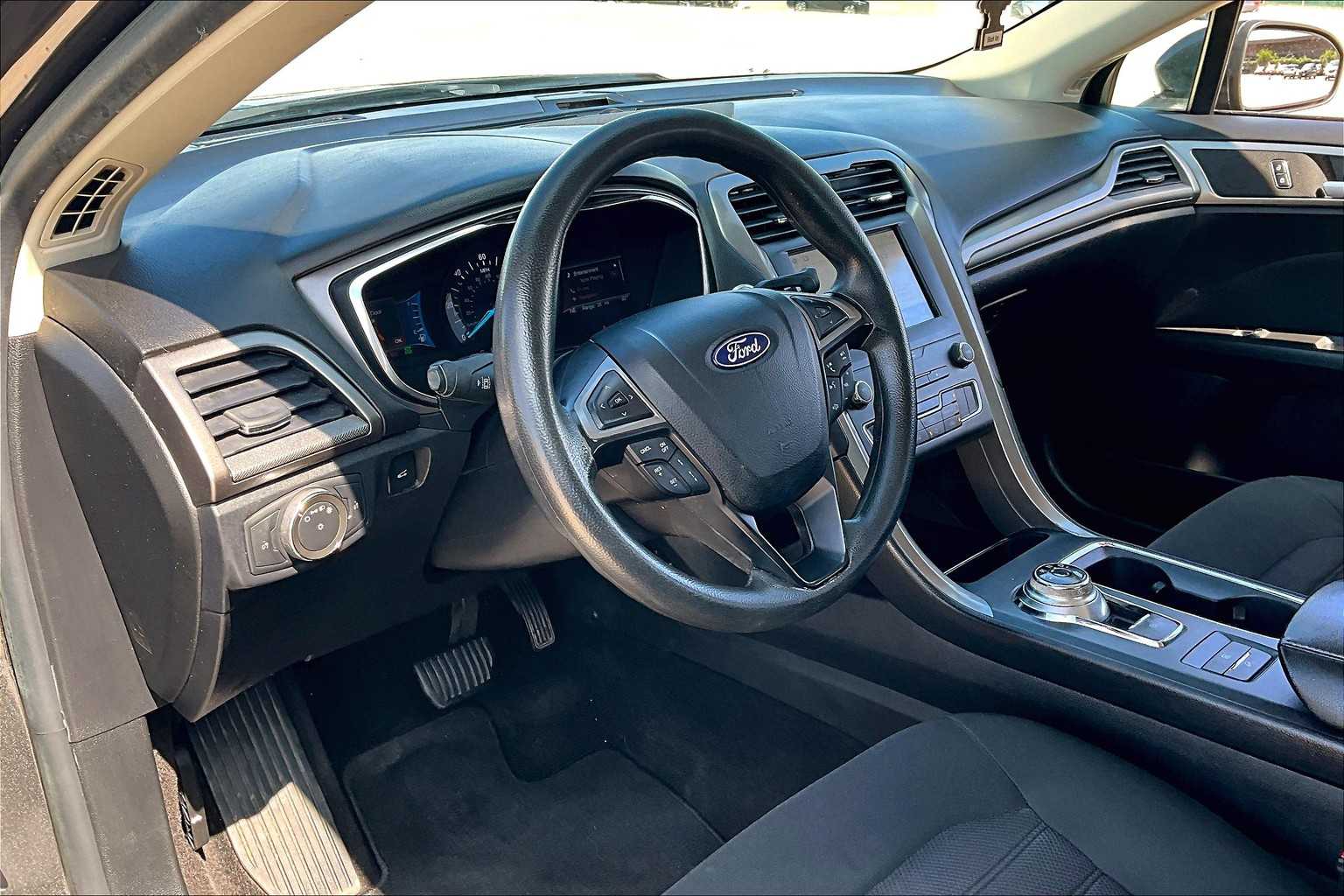 2020 Ford Fusion Hybrid SE photo 15
