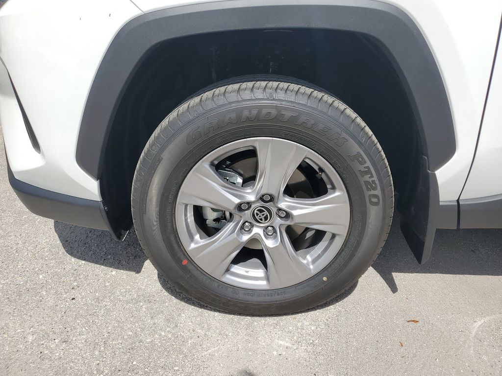 2025 Toyota RAV4 XLE photo 9