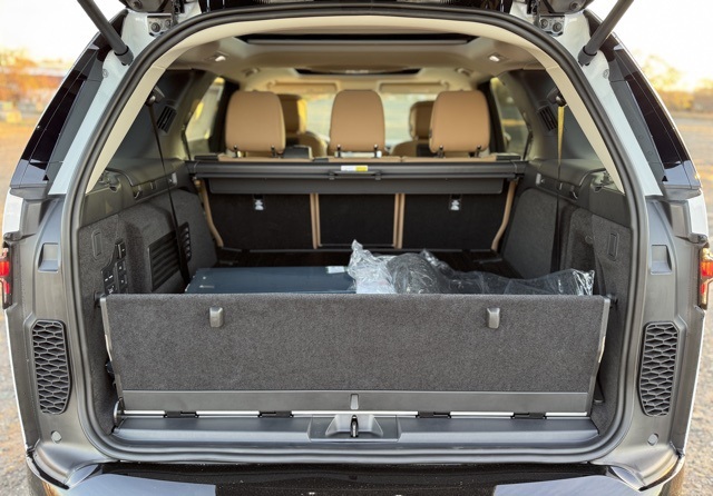 2025 Land Rover Discovery Metropolitan Edition photo 9