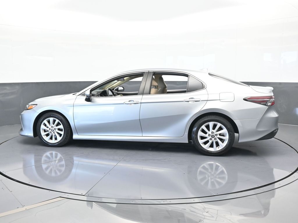2022 Toyota Camry LE photo 3