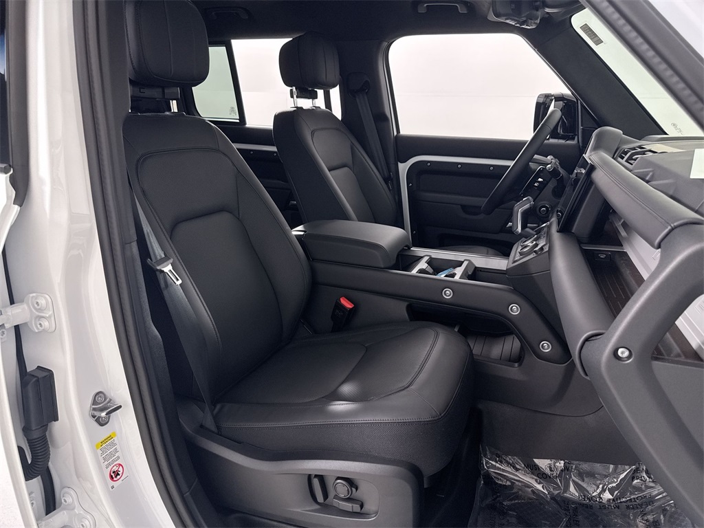 2025 Land Rover Defender 110 V8 photo 22