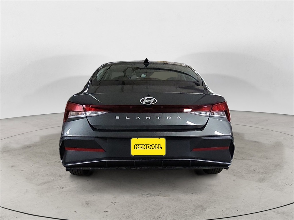 2025 Hyundai Elantra SE photo 4