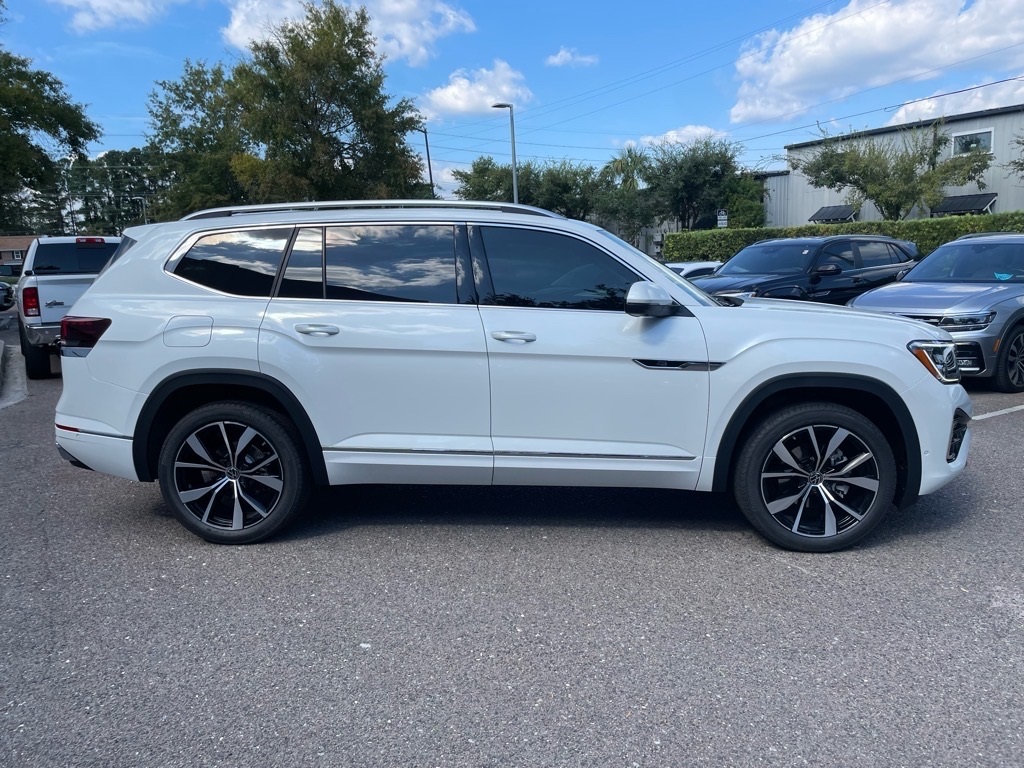 2026 Volkswagen Atlas SEL Premium R-Line photo 2