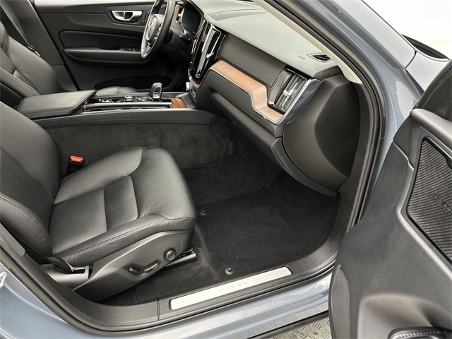 2023 Volvo XC60 B5 Plus photo 15