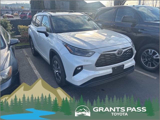 2024 Toyota Highlander XLE's photo