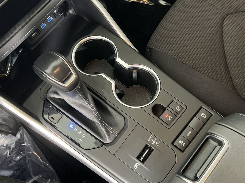 2022 Toyota Highlander LE photo 19