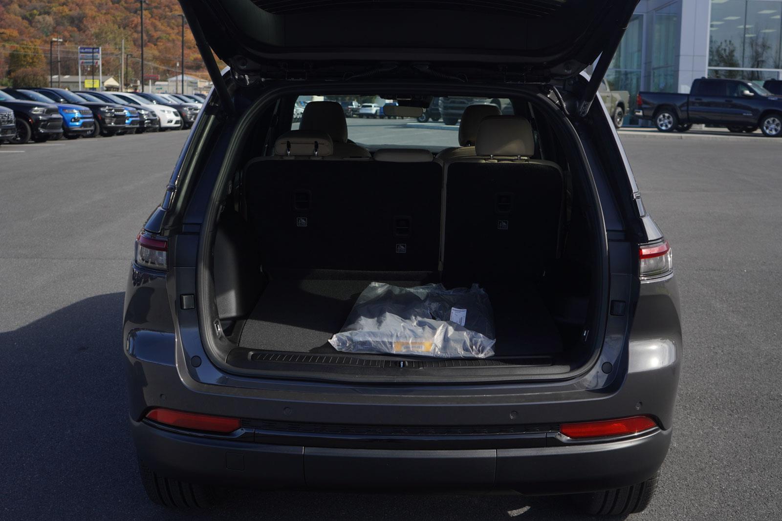 2025 Jeep Grand Cherokee Limited photo 3