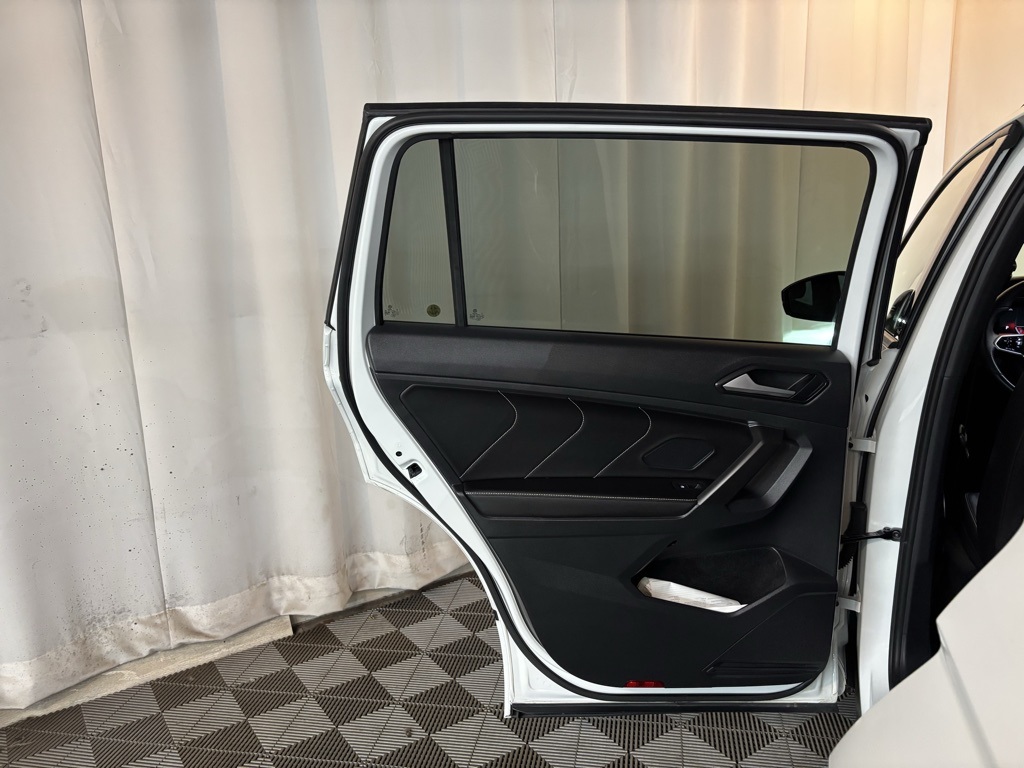2022 Volkswagen Tiguan SE R-Line Black photo 17