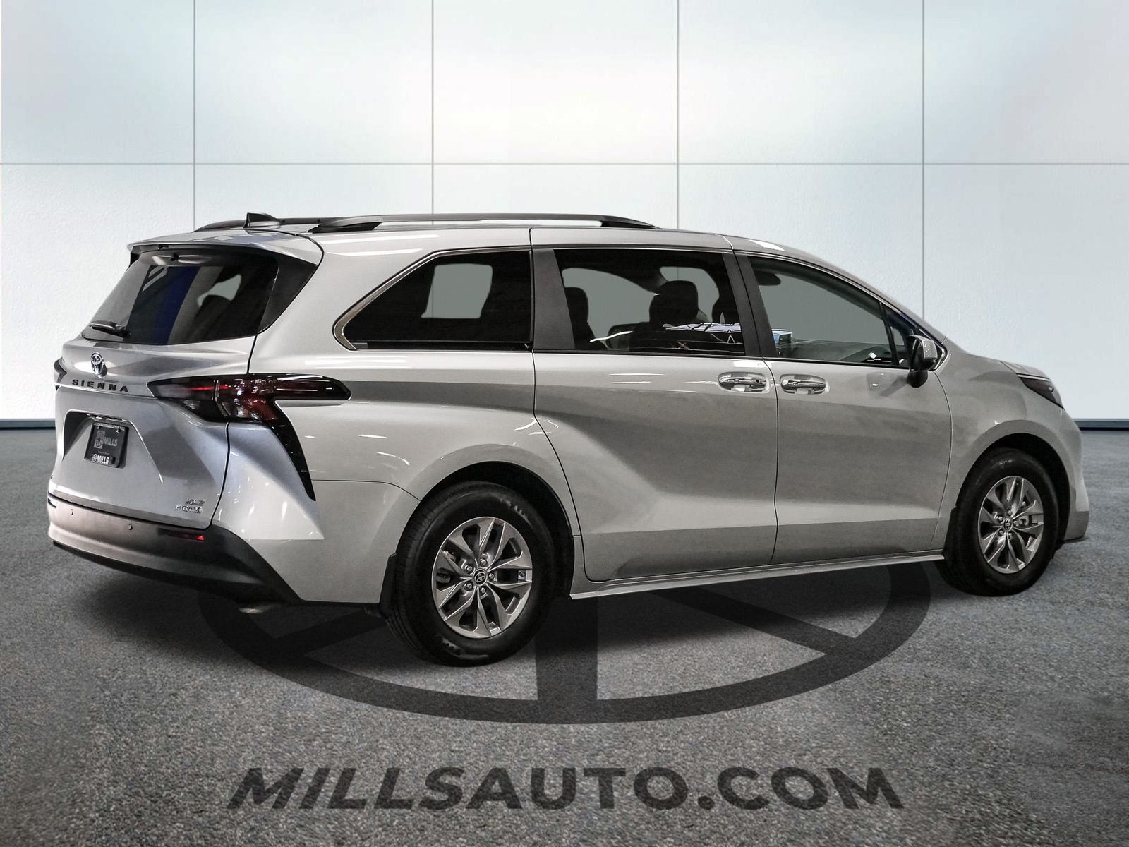 2024 Toyota Sienna XLE photo 7
