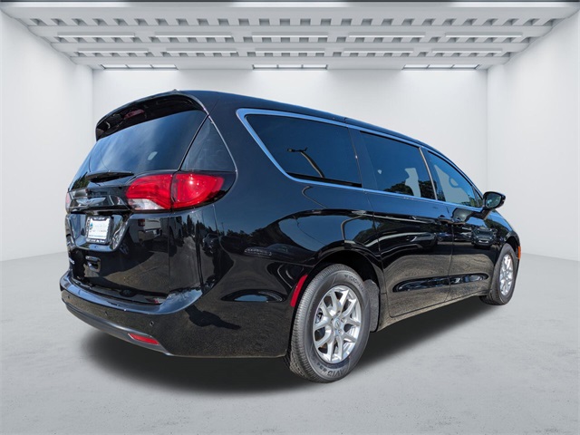 2025 Chrysler Voyager LX photo 4