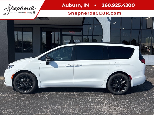 2026 Chrysler Pacifica Limited's photo