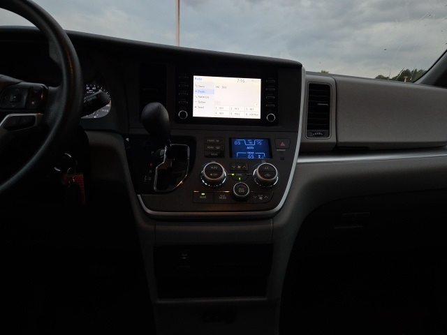 2020 Toyota Sienna L photo 11