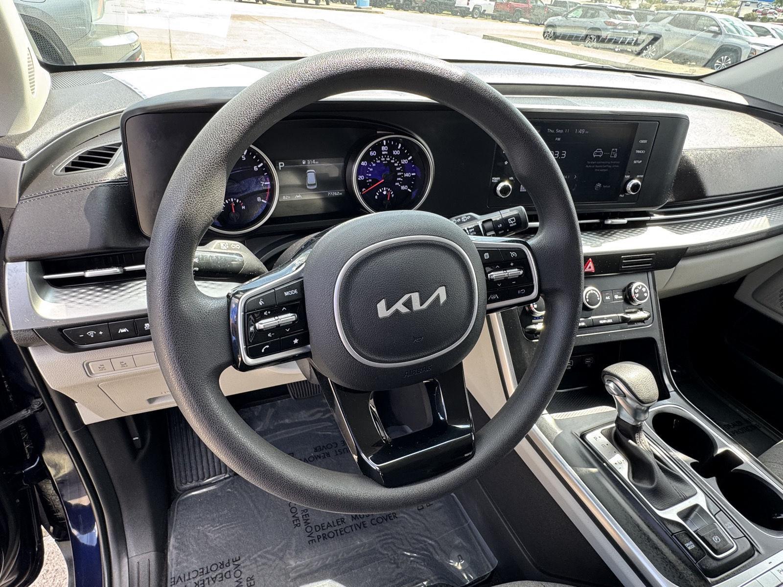 2022 Kia Carnival LX photo 3