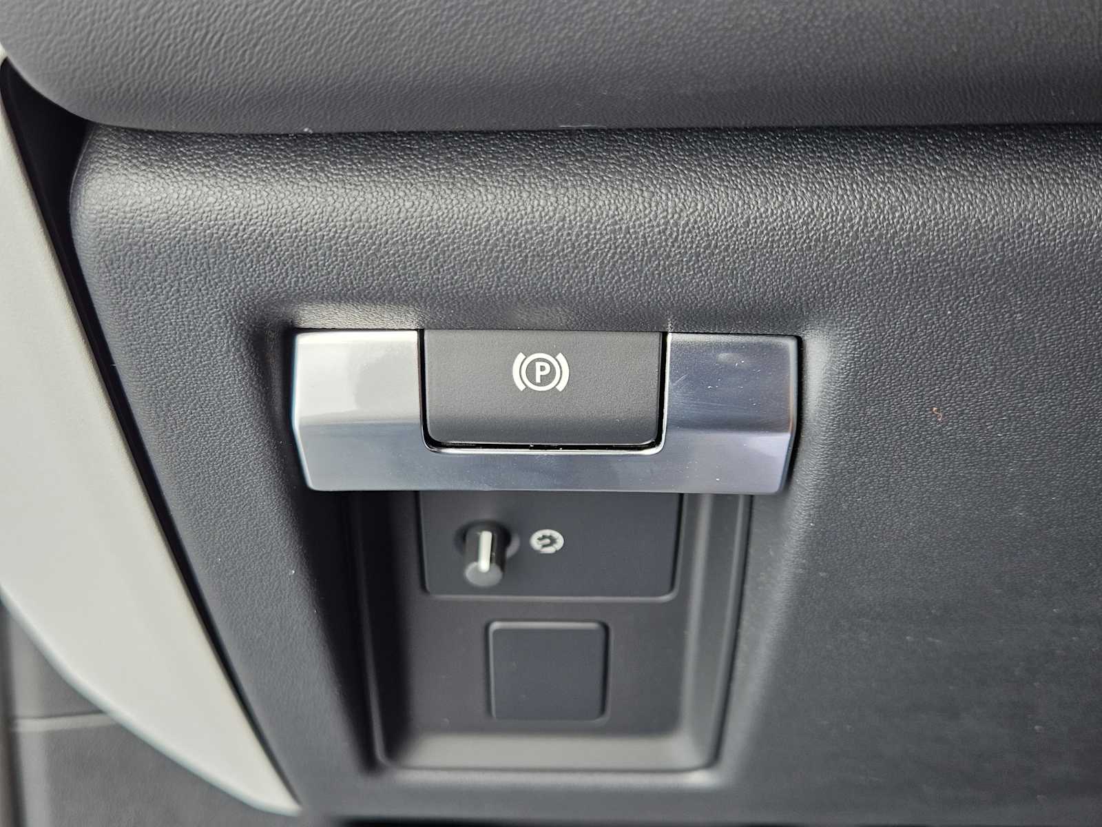 2025 Land Rover Defender 130 X-Dynamic SE photo 19