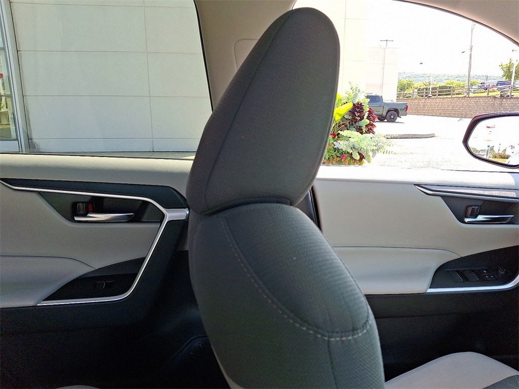 2022 Toyota RAV4 Hybrid XLE photo 9