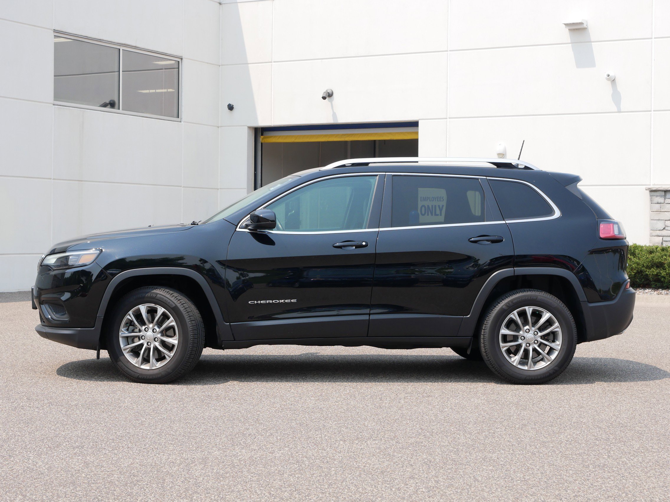 Used 2019 Jeep Cherokee Latitude Plus with VIN 1C4PJMLX4KD138681 for sale in Coon Rapids, Minnesota