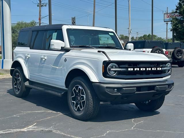 2025 Ford Bronco Outer Banks photo 14
