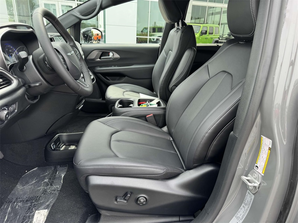 2025 Chrysler Pacifica photo 12