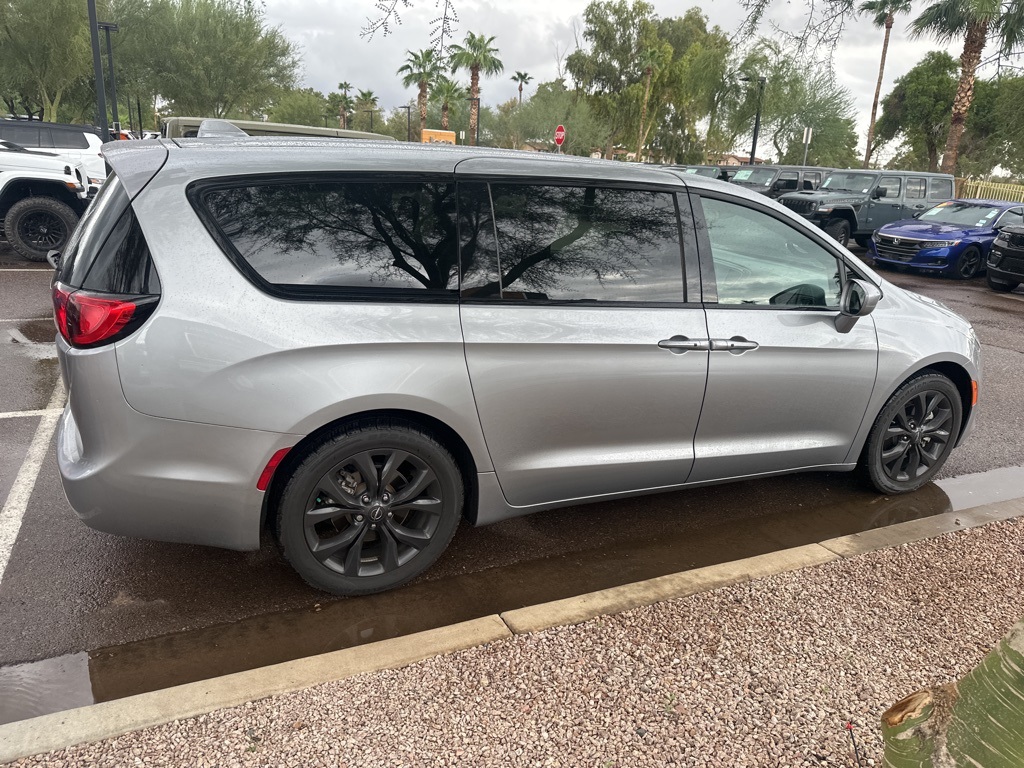 2020 Chrysler Pacifica Touring photo 3