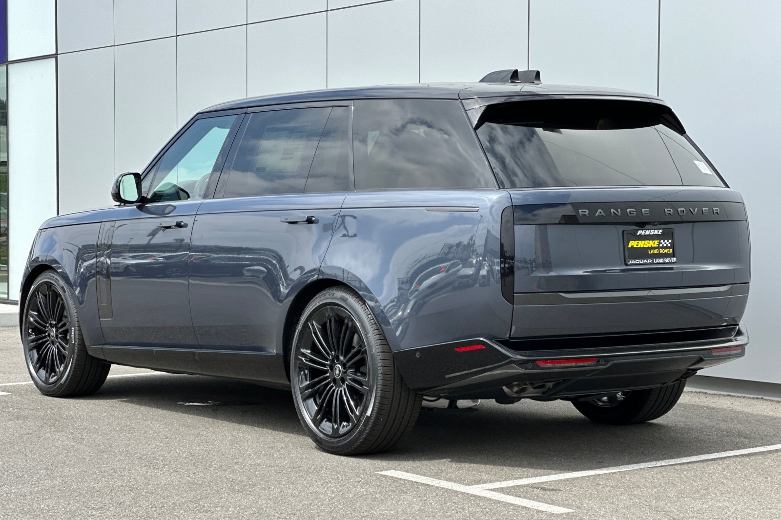 2025 Land Rover Range Rover SE photo 4