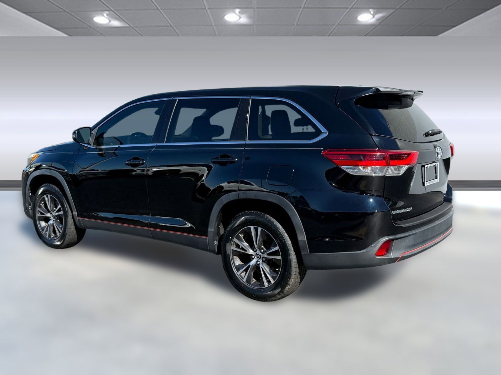 2019 Toyota Highlander LE photo 2