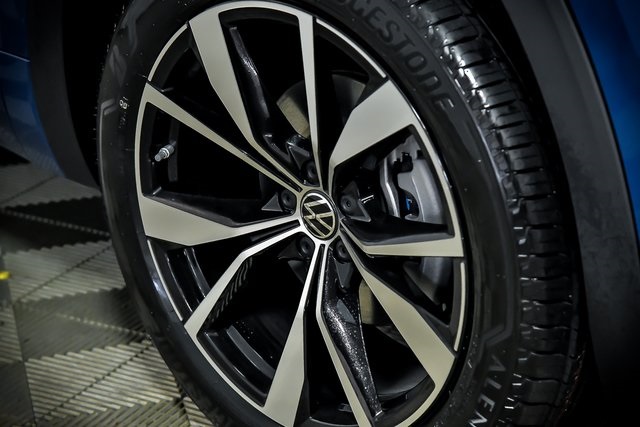 2025 Volkswagen Atlas SEL Premium R-Line photo 2