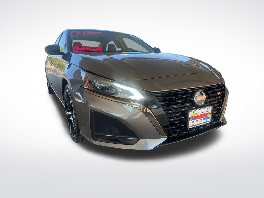 2023 Nissan Altima 2.5 SR photo 3