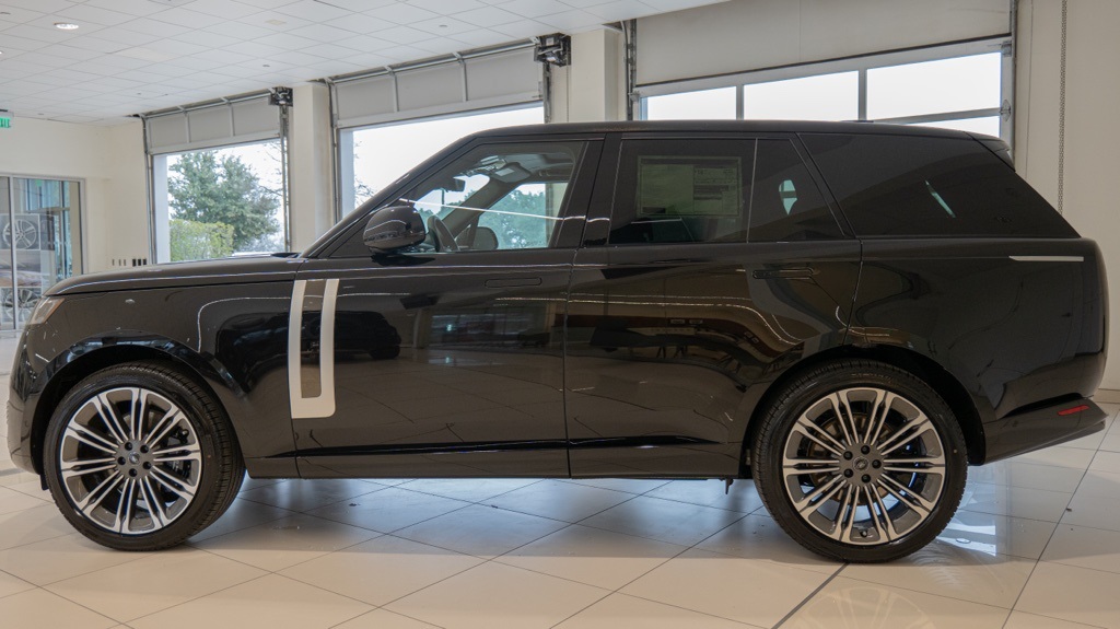 2025 Land Rover Range Rover SV photo 2