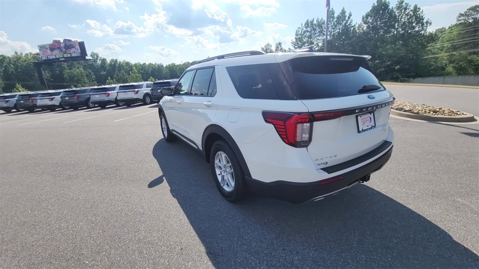 2025 Ford Explorer photo 3