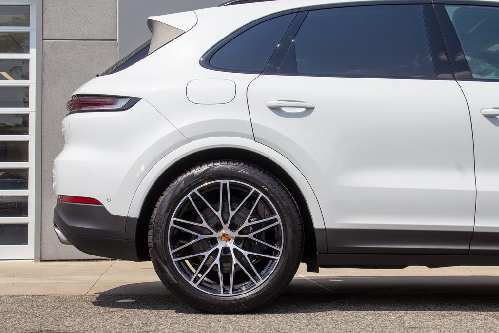 2025 Porsche Cayenne Base photo 3