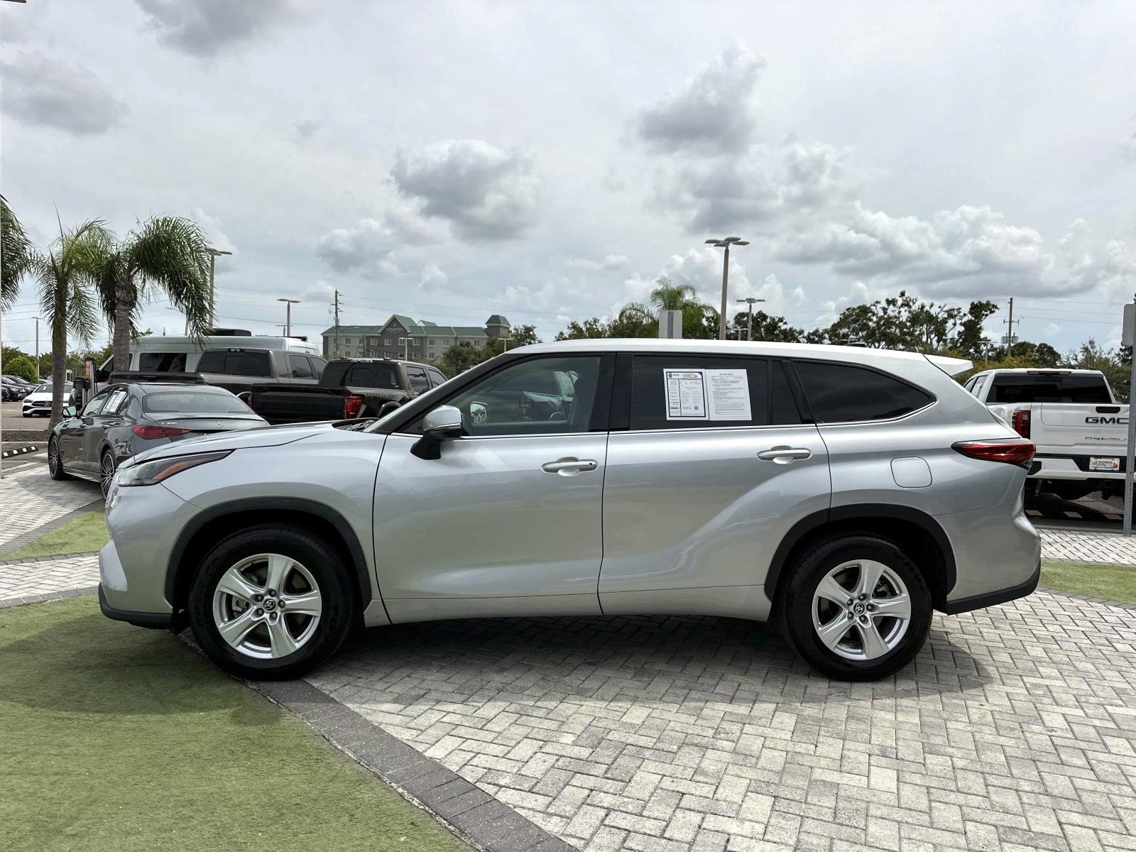 2022 Toyota Highlander LE Hybrid photo 6