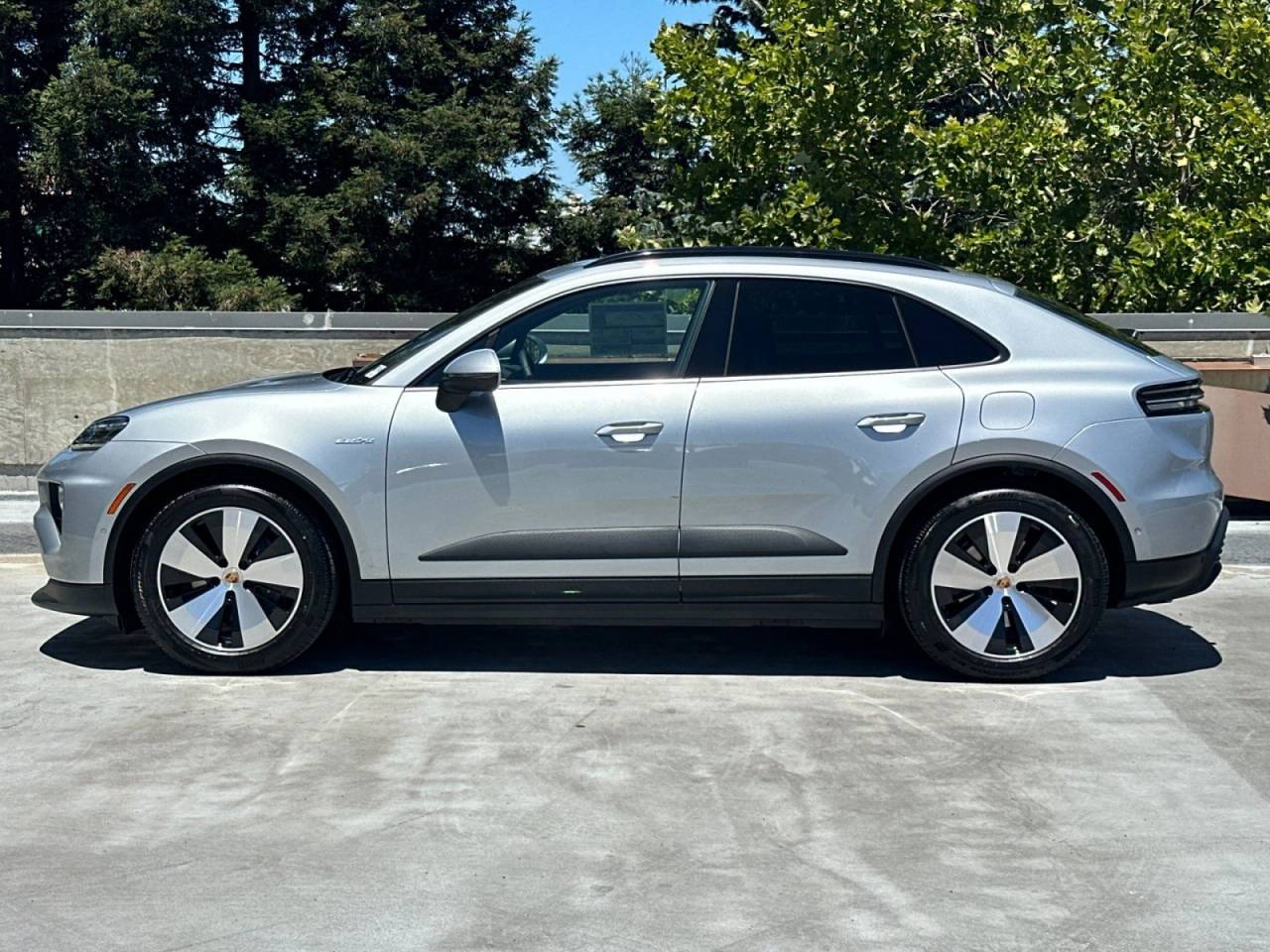 2025 Porsche Macan Electric photo 2