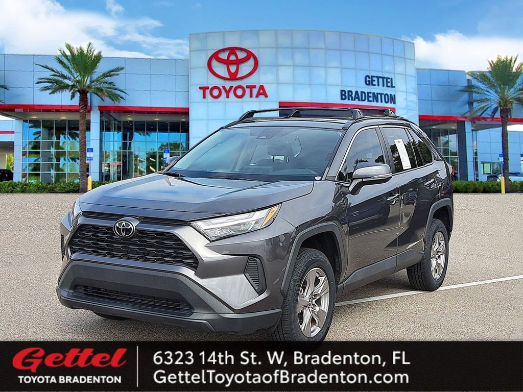 2022 Toyota RAV4 XLE's photo