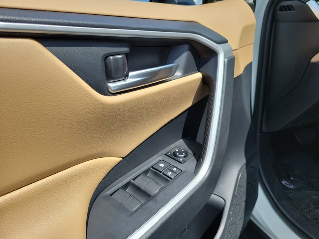 2019 Toyota RAV4 XLE photo 18