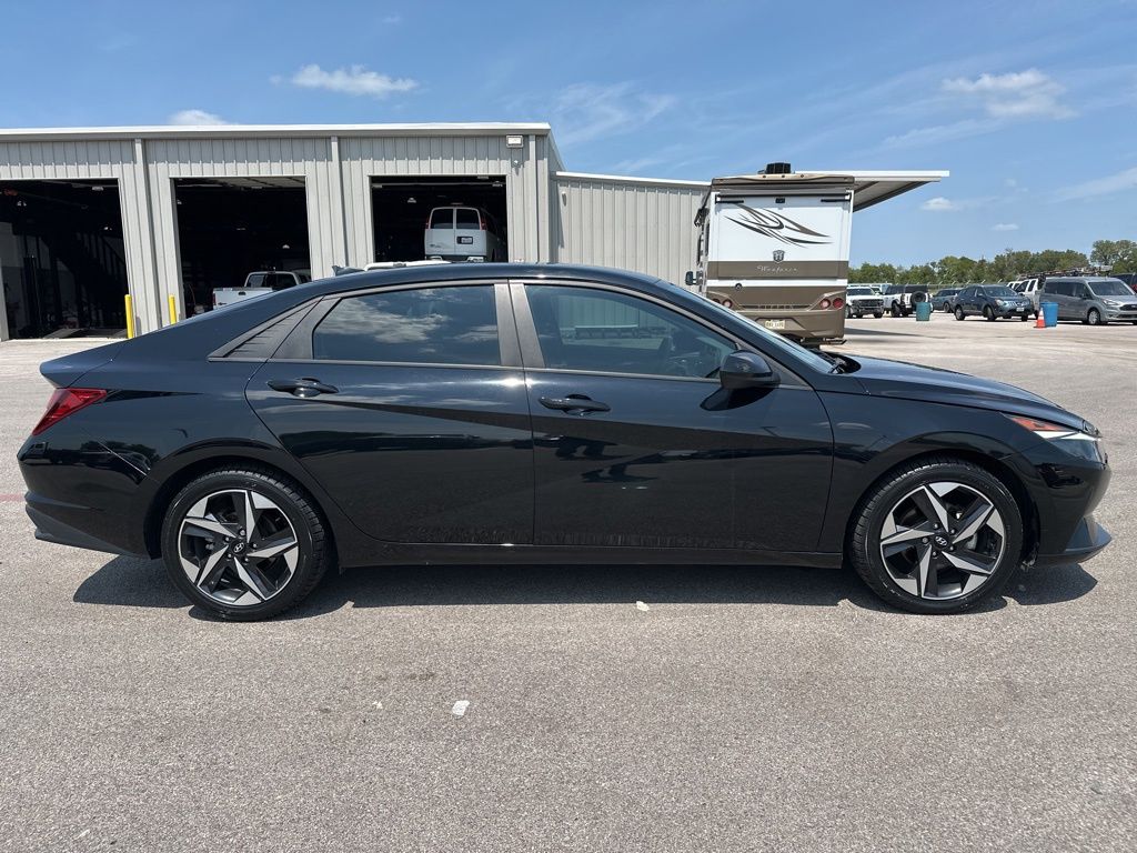 2023 Hyundai Elantra SEL photo 8