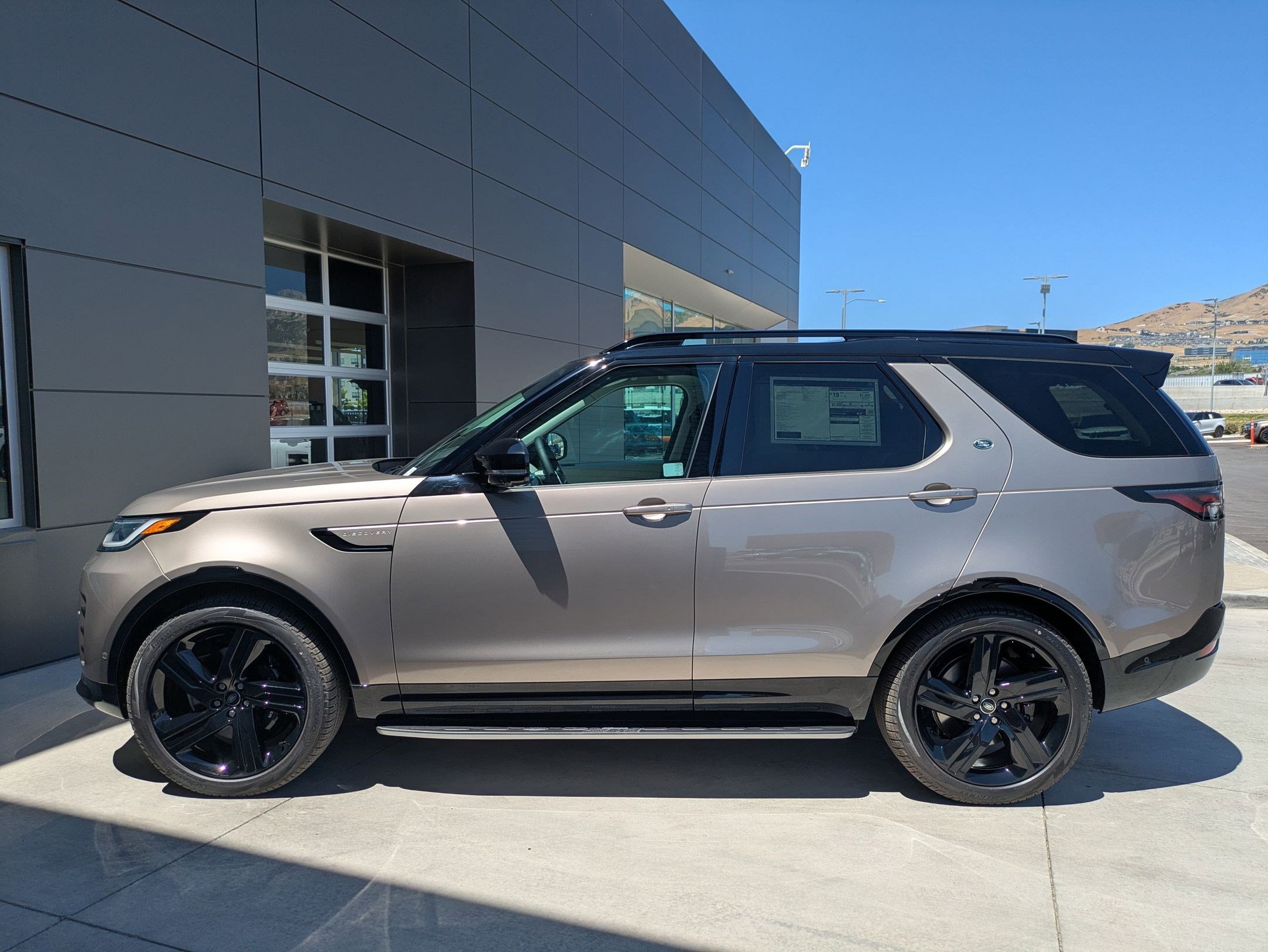2025 Land Rover Discovery Metropolitan Edition photo 9