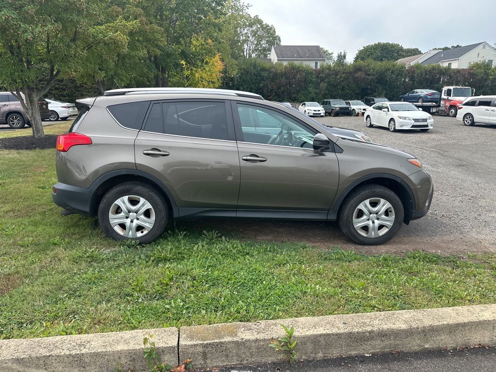 2015 Toyota RAV4 LE photo 4