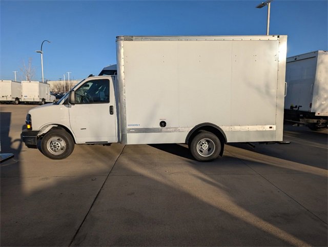 2024 Chevrolet Express Cutaway 3500 photo 2