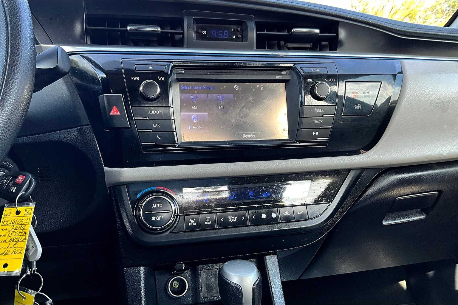 2014 Toyota Corolla LE photo 30