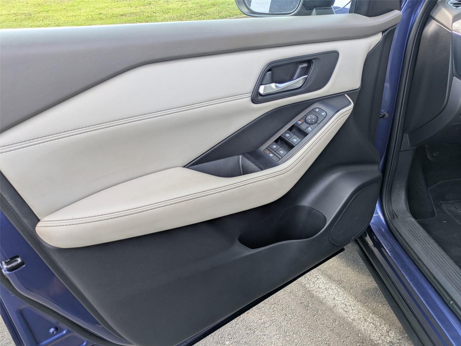 2022 Nissan Rogue SV photo 11
