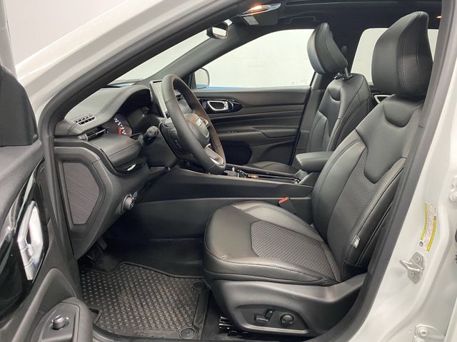 2025 Jeep Compass Latitude photo 3