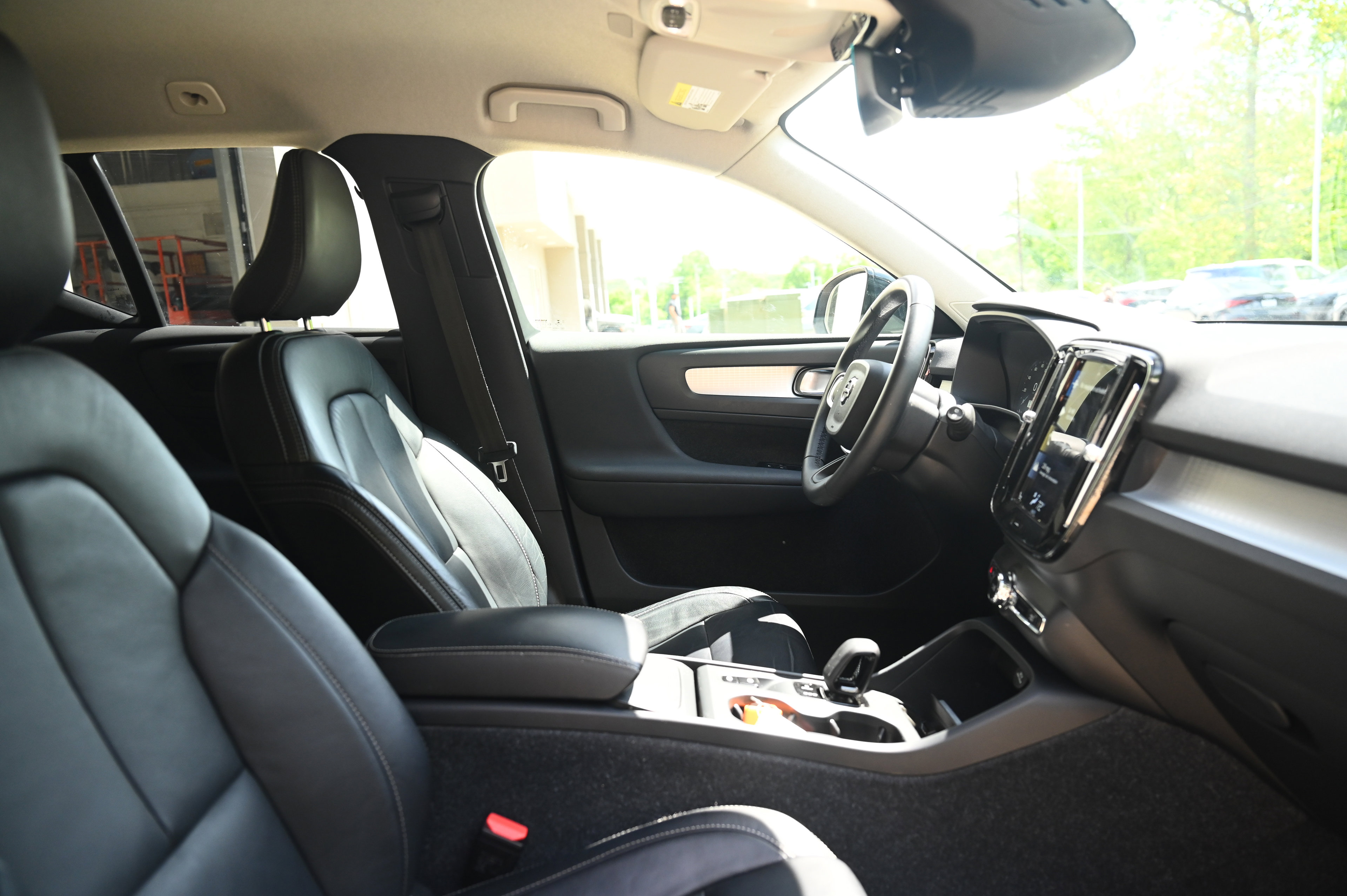2022 Volvo XC40 Momentum photo 25