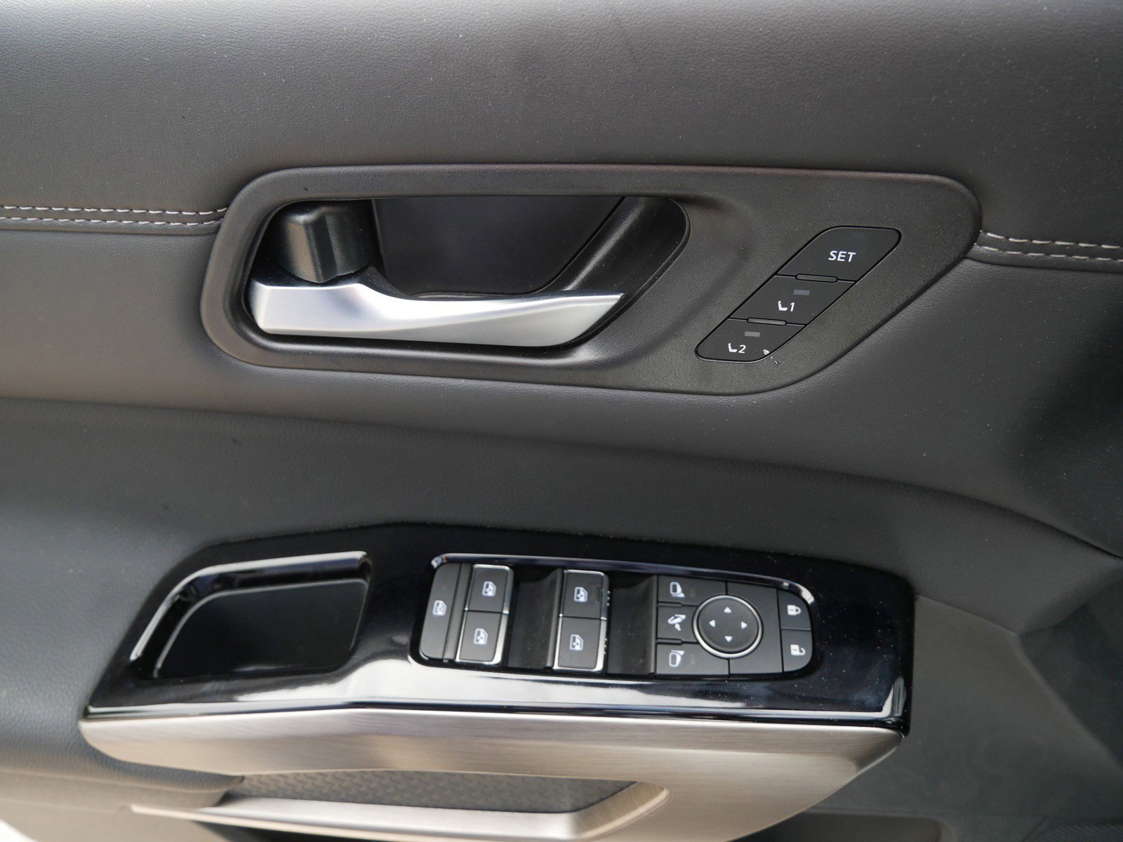 2025 Nissan Pathfinder Platinum photo 16