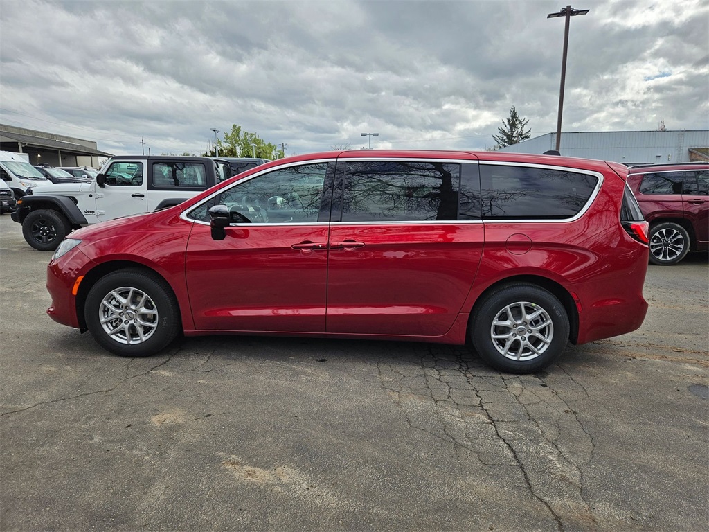 2025 Chrysler Voyager LX photo 4