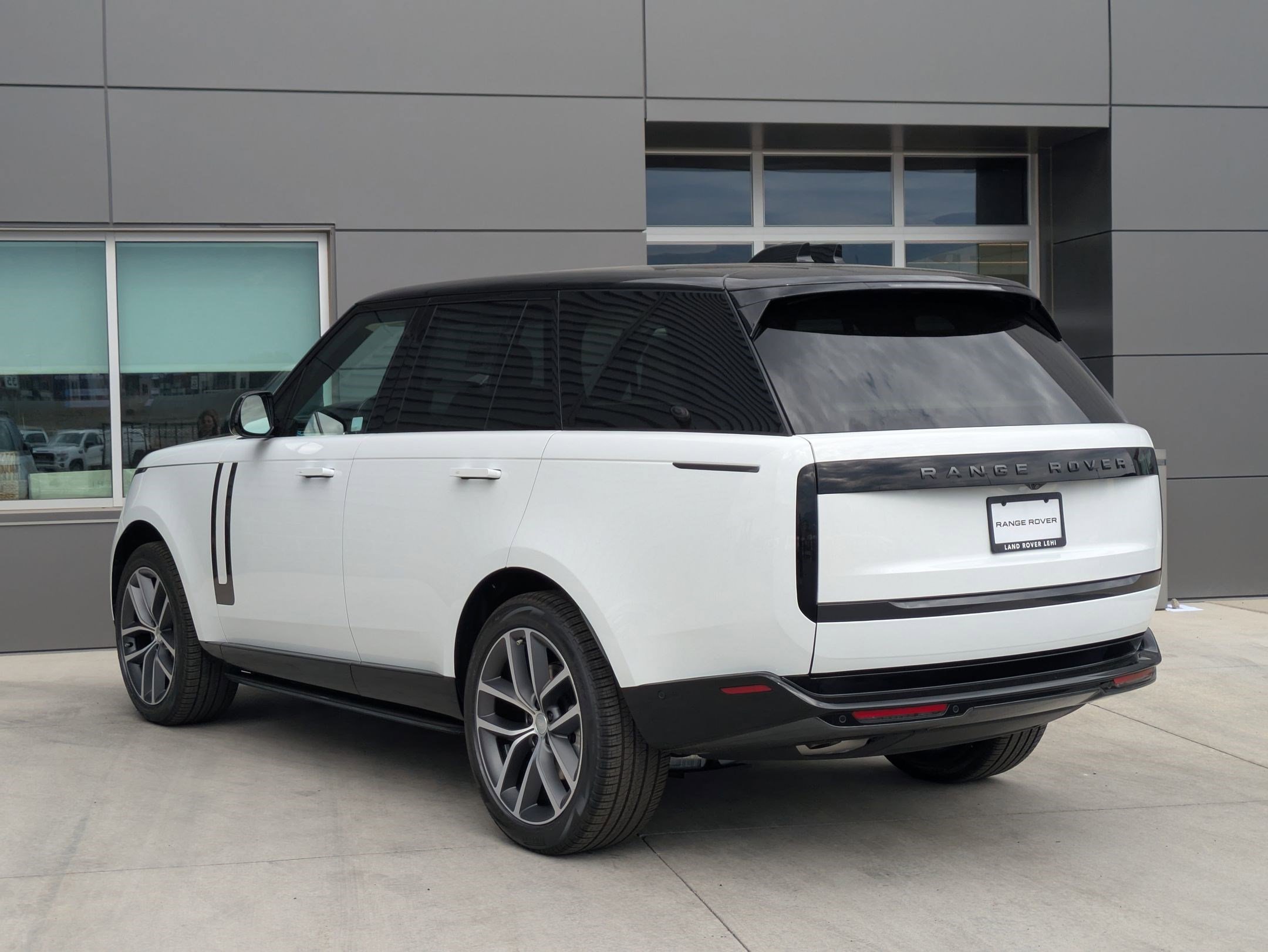 2025 Land Rover Range Rover SE photo 8
