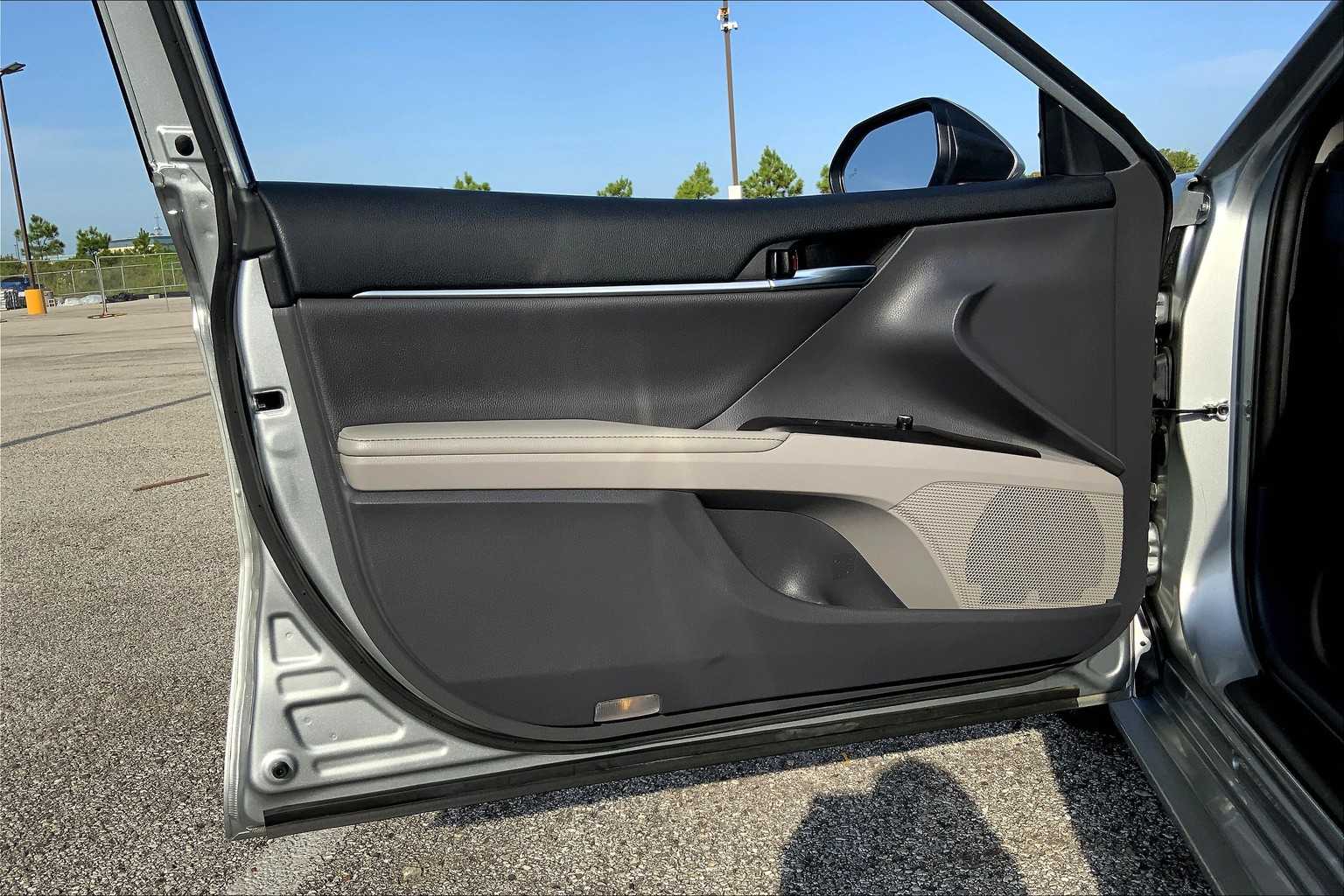 2022 Toyota Camry XLE V6 photo 20