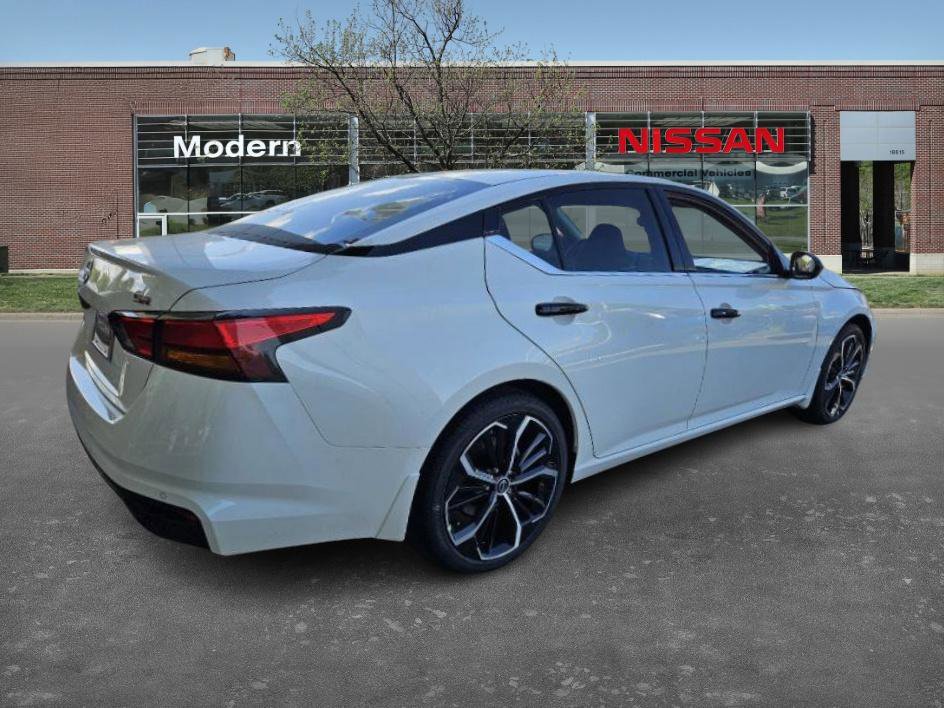 2025 Nissan Altima SR photo 3
